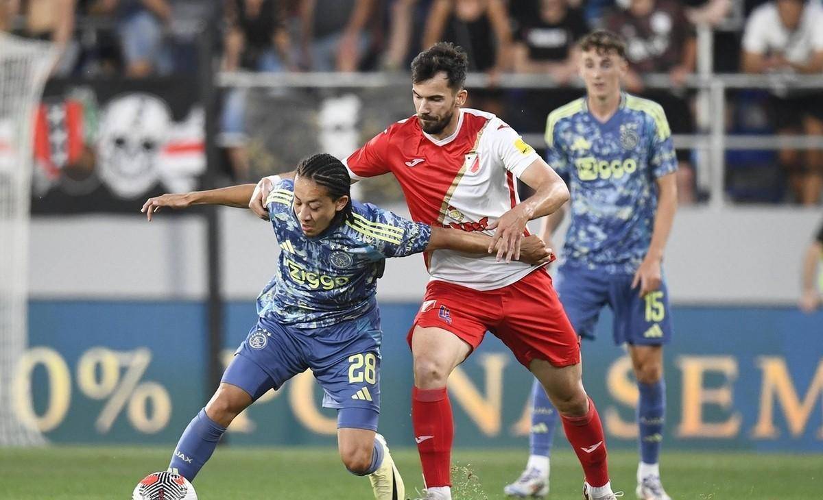 阿贾克斯喜获胜利，稳步晋级之路