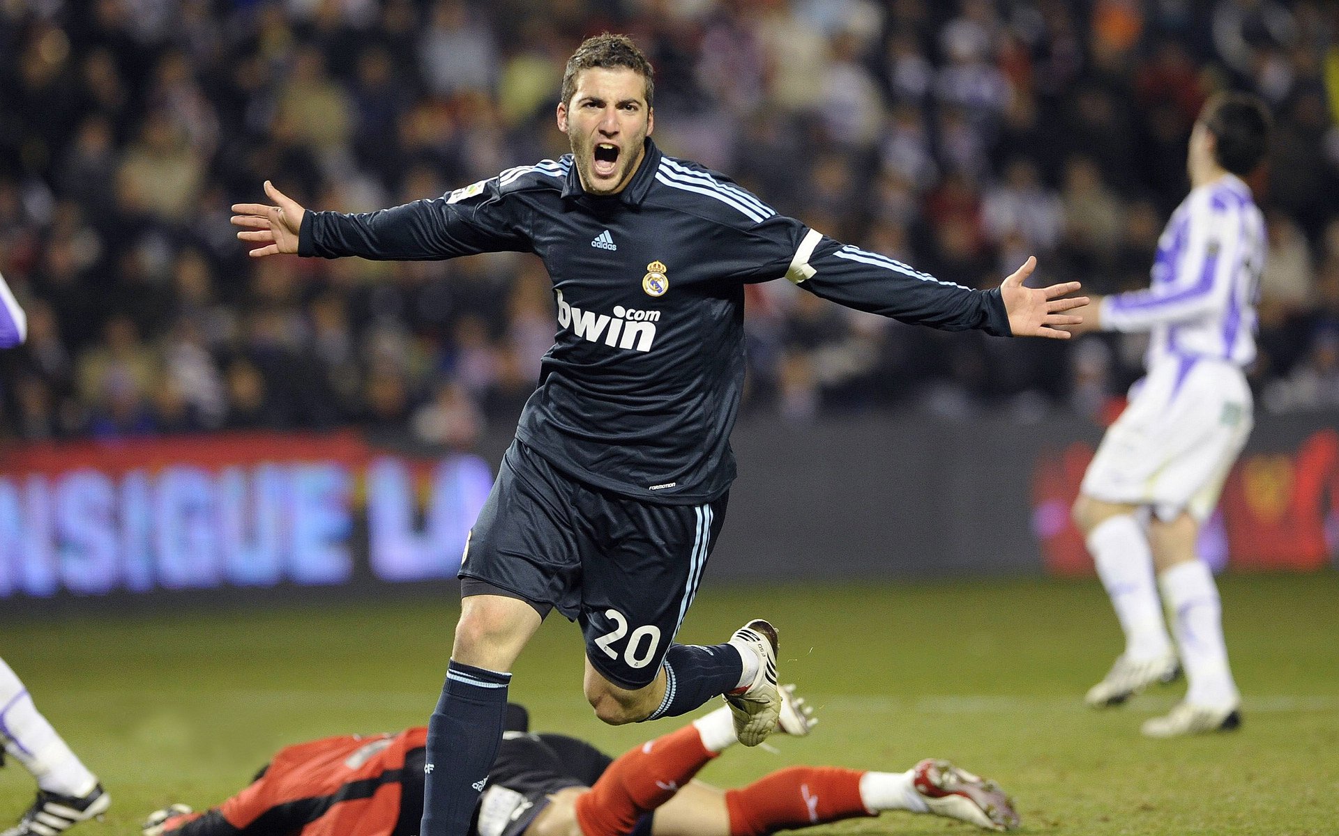 活塞血拼新疆队，杰伦格林在世界排名争夺战接管比赛