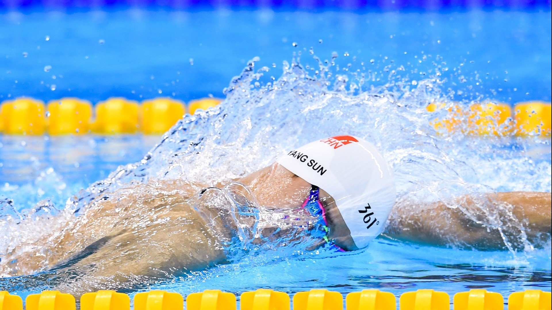 跨界称王，当字母哥在F1赛道接管骑士与热火的战场